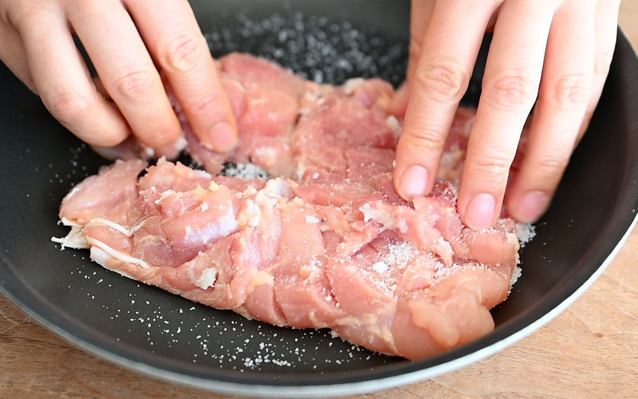 フライパンに①の鶏肉を入れ、塩とおろしニンニクを手で揉み込み下味をつけ、