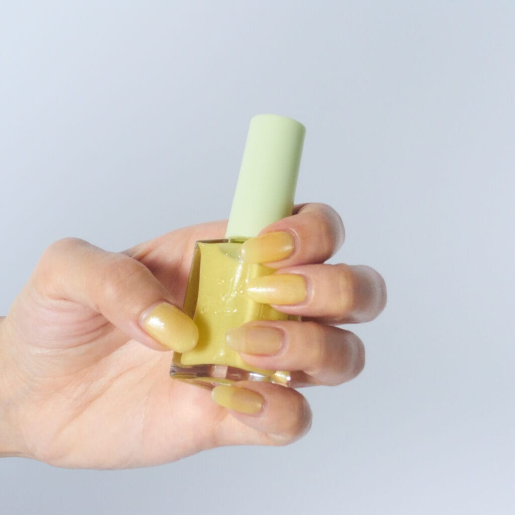 親指〜中指までが2度塗り、薬指と小指が1度塗りです。黄みよりのライトグリーンで、まさにメロンカラー！とてもおしゃれで、フットネイルにもよさそう。