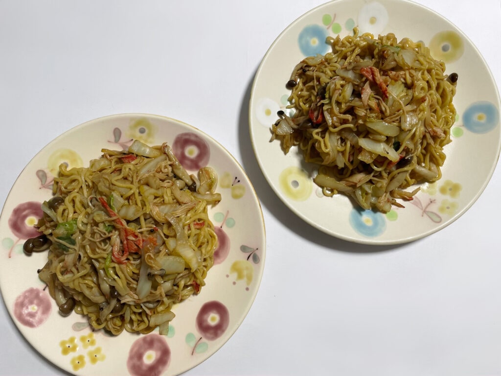白央篤司さんレシピ「カニかま、青菜、きのこの焼きそば」を40代主婦が作ってみた食卓写真3。森野奈津子さん作陶の花柄のプレートに盛り付けされている。