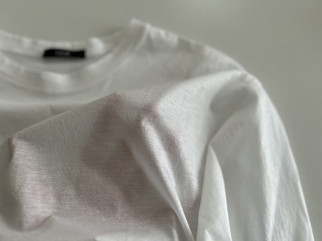 写真　適度なハリ感と透け感が気持ちいい、YLEVE （イレーヴ）「天然素材（オーガニックコットン）Tシャツ」。大人のティーシャツ。