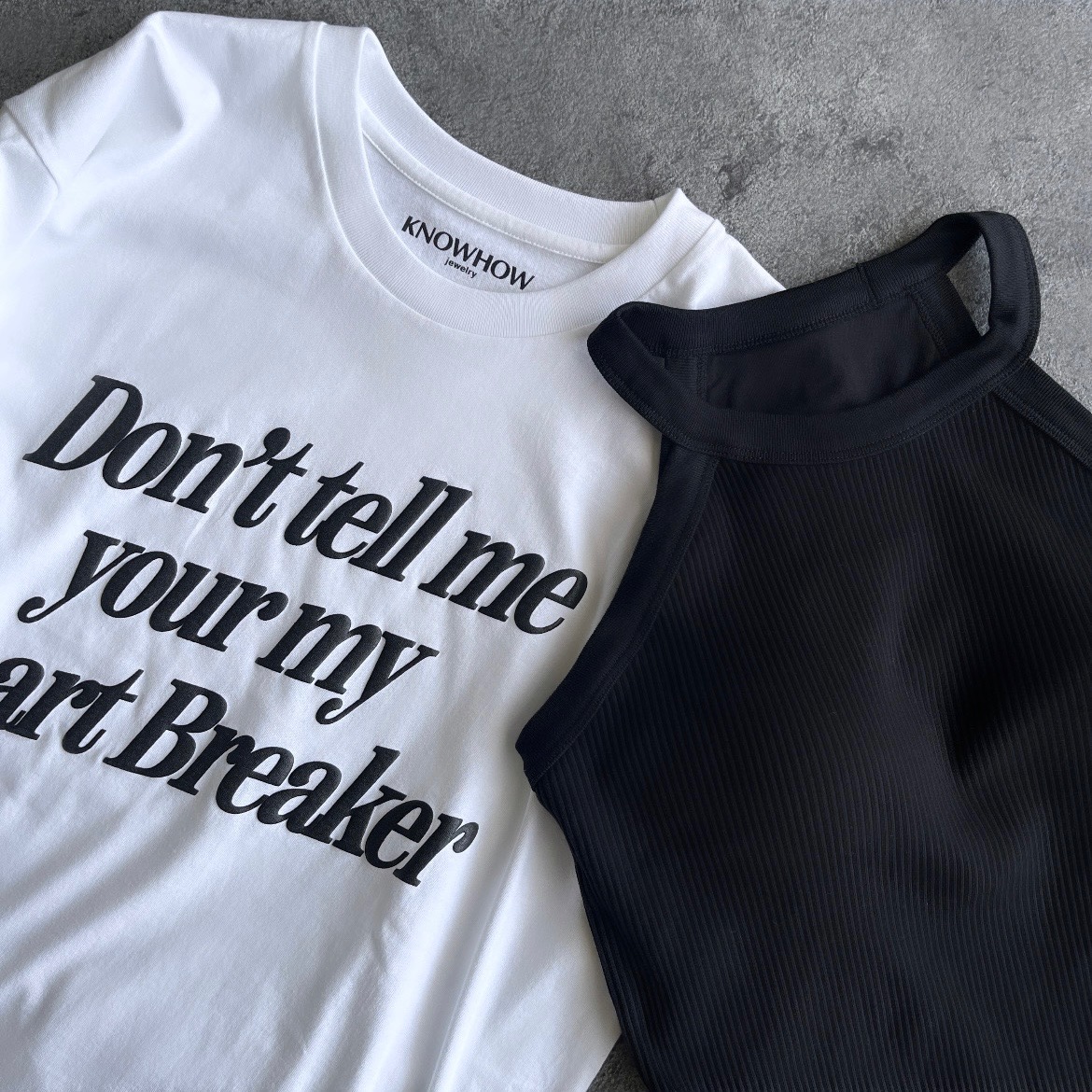 写真：ユニクロのホルターネックブラタンクトップ＋アダムエロペのTシャツ