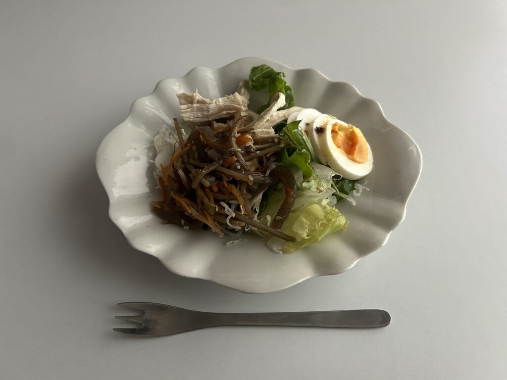 写真　何を乗せても愛らしい……三浦ナオコさんの輪花楕円皿。