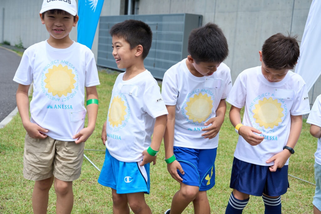 アネッサ　イベントオリジナルのUVTシャツを着る子どもたち