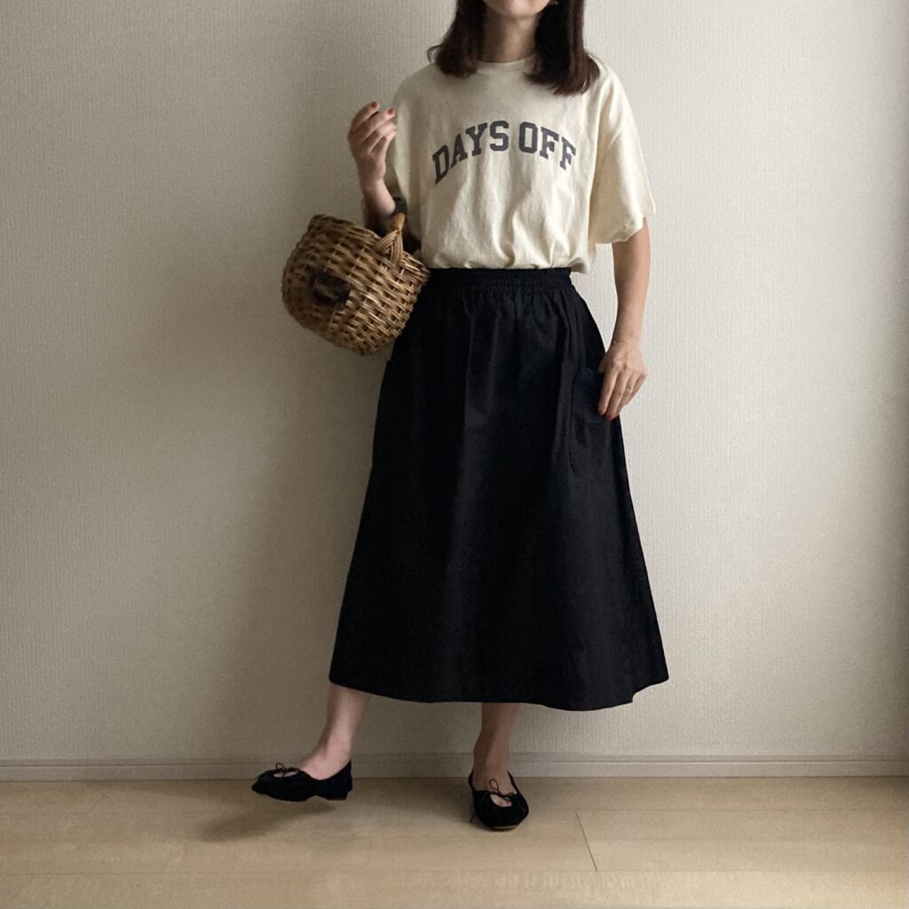 写真　AMERICANA【五明祐子さんコラボ】ロゴTシャツ、大人のTシャツ、着やせするＴシャツ、大人っぽいＴシャツ。アトリエナルセスカート、エバゴスバッグ、Daniella & GEMMA（ダニエラアンドジェマ）