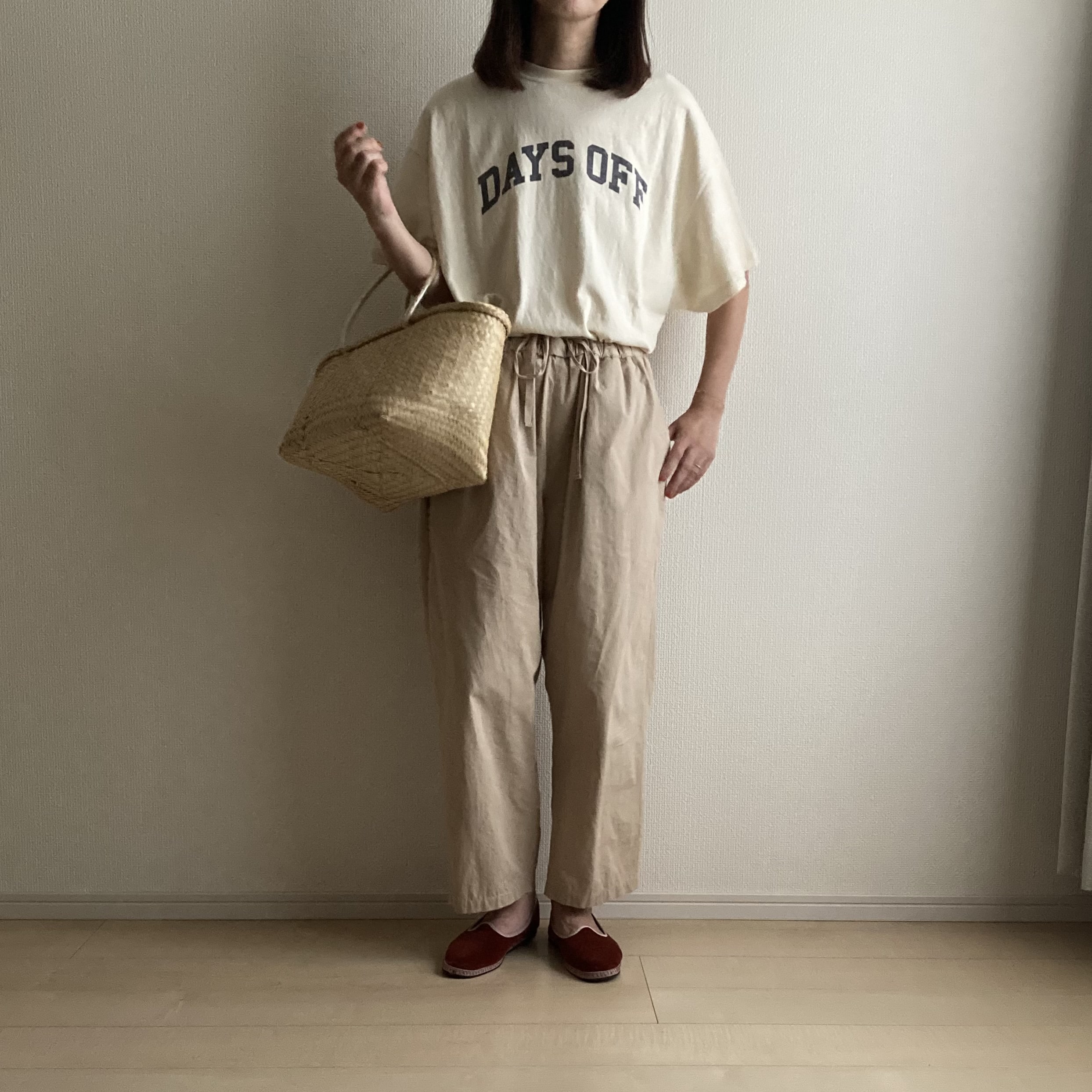 写真　AMERICANA【五明祐子さんコラボ】ロゴTシャツ、大人のTシャツ、着やせするＴシャツ、大人っぽいＴシャツ。ドーサのかごバッグ、Sciuscià（シューシャ)の靴。