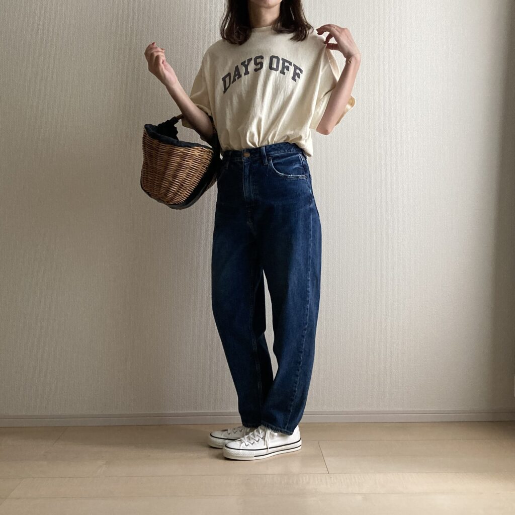 写真　AMERICANA【五明祐子さんコラボ】ロゴTシャツ、大人のTシャツ、着やせするＴシャツ、大人っぽいＴシャツ。エバゴスとデニムコーデ、レッドカードデニム、コンバース。