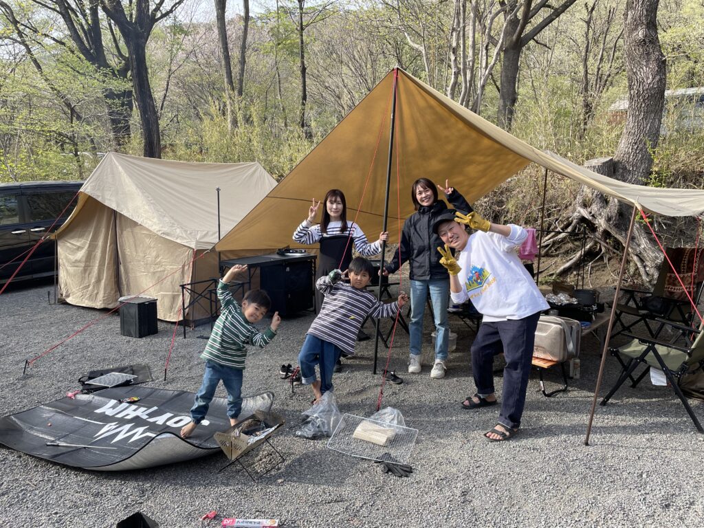 姉夫婦とキャンプに行ったときの写真。みんなでテントも組み立てました。