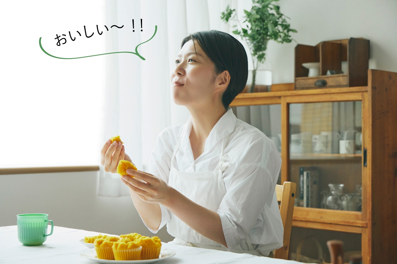 「にんじんジュースの蒸しパン」を試食する榎本美沙さん