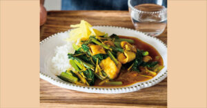 素材のうま味がしみでる「油揚げと小松菜のカレー」レシピ／長谷川あかりさん