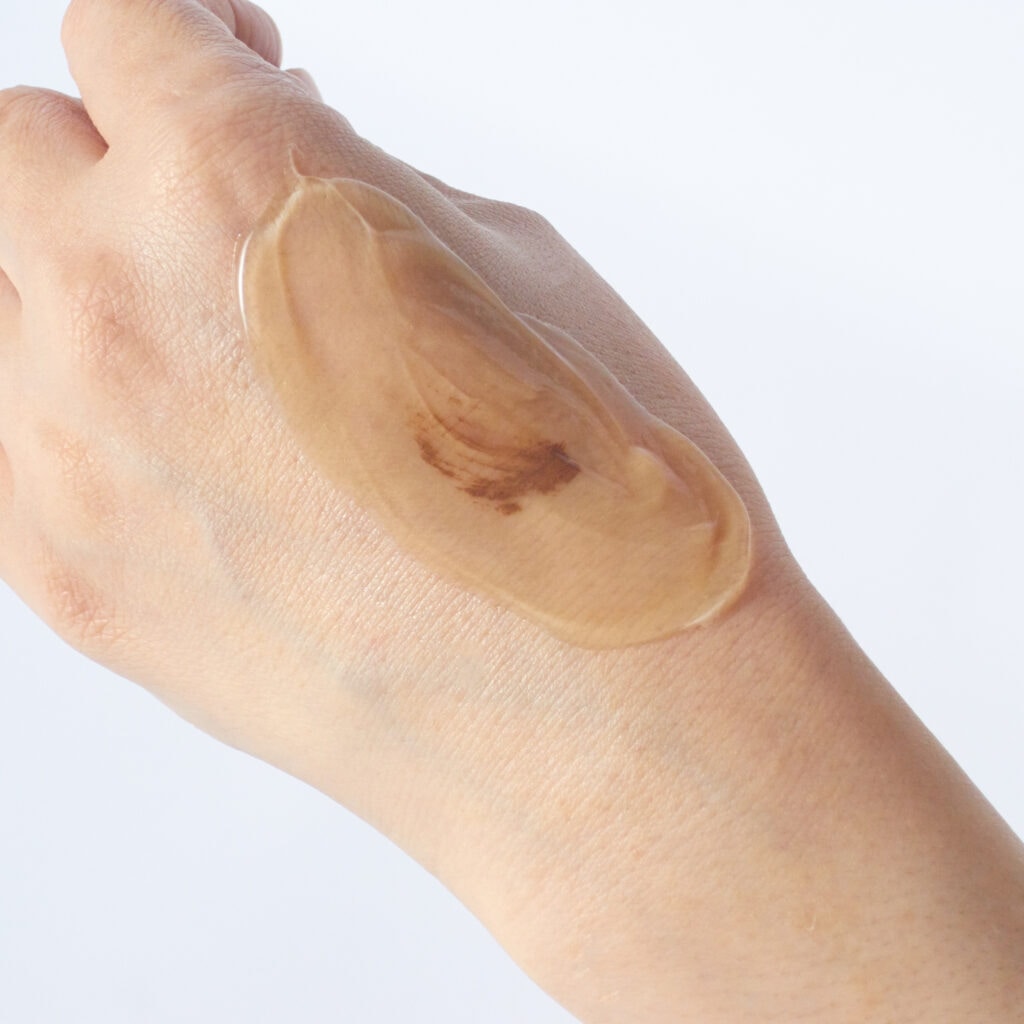 バーム状のテクスチャーがとろけながら肌に密着しオイル状に変化。からみつくようにメイクや毛穴汚れをオフし、水を加えるとみずみずしいミルク状になって、すすぐとすっきりつるつるの肌に！