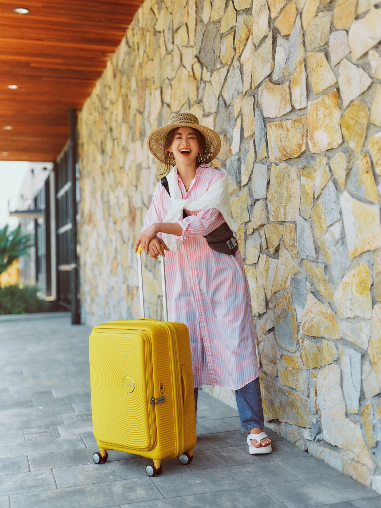 モデル高垣麗子さん、アメリカンツーリスター「キュリオ スピナー ブックオープニング」のスーツケース