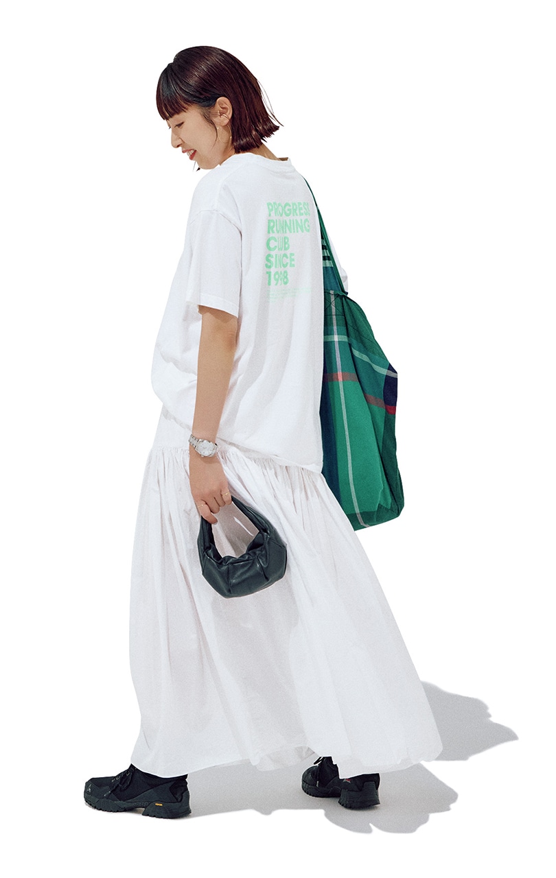 石上美津江さん　T-shirt : PROGRESS RUNNING CLUB　skirt : ANAAK　watch : SEIKO　mini bag : RUOHAN　tote bag : Véritécoeur　shoes : ROA