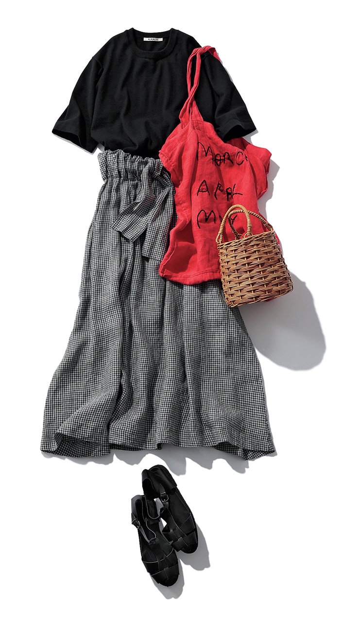 石上美津江さん　knit : AURALEE　skirt : Atelier d'antan　basket bag : MARCHER　tote bag : MarchAprilMay　shoes : no brand