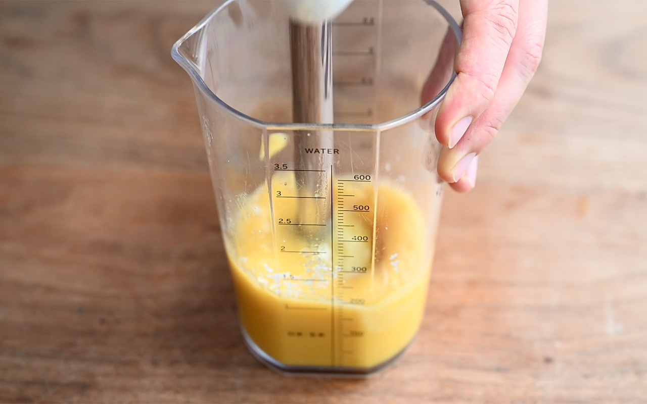 砂糖とレモン果汁を加え、ブレンダーでピューレ状にする。残りのマンゴーも皮をむき１〜２cmの角切りに切っておく。