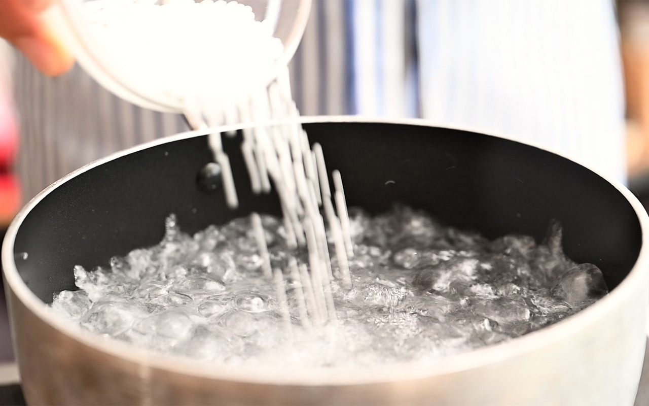 タピオカはたっぷりの熱湯で20分ほど茹で、水に取り粗熱をとる