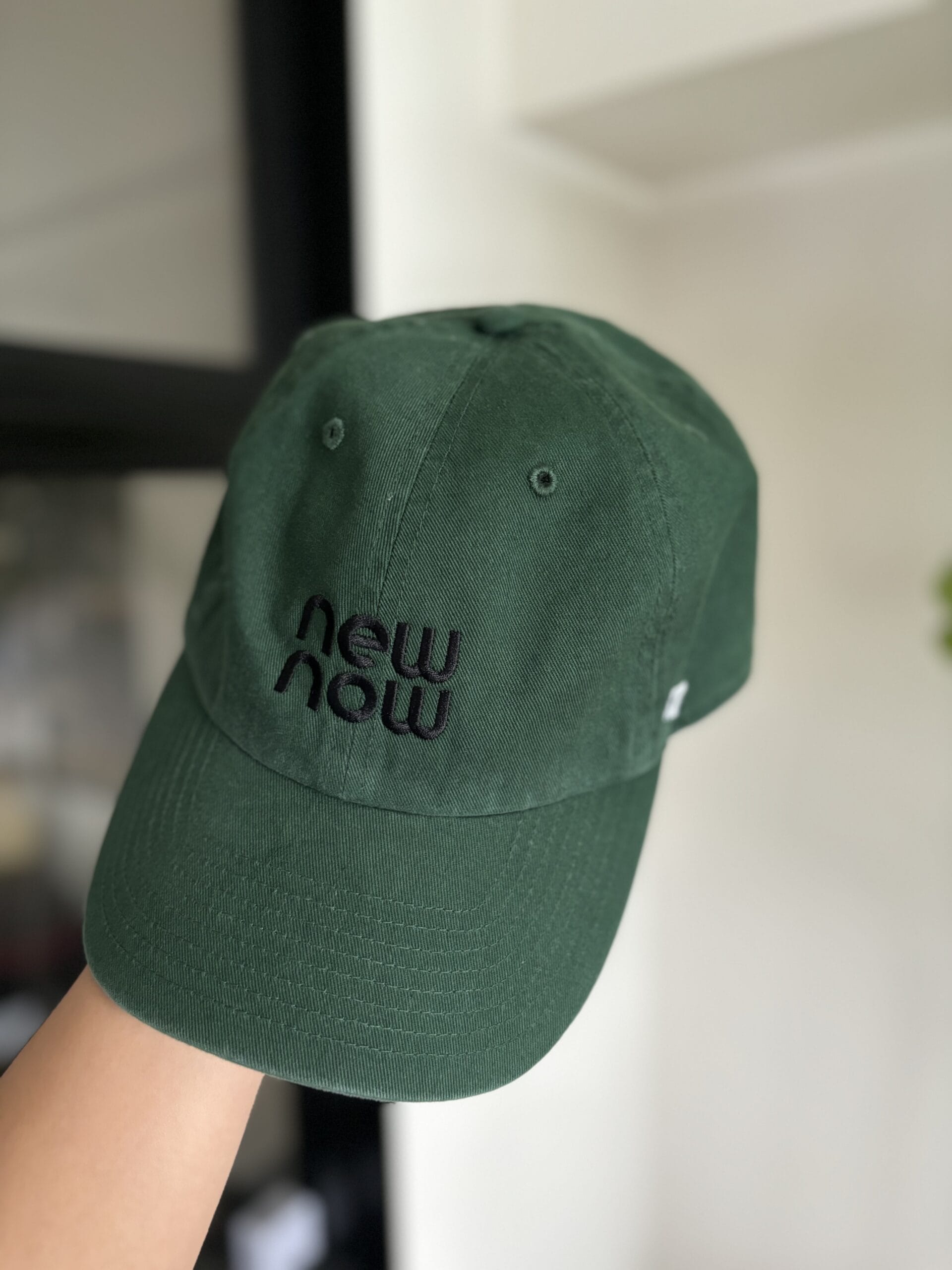 『newnow』のキャップ