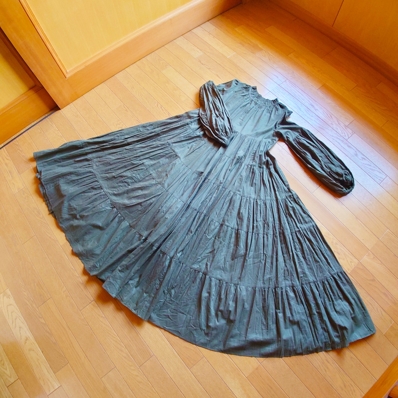 GALLARDAGALANTE【MARIHA】星明りのドレス / 別注 カーキスカート部分を広げた様子を上からのアングルで