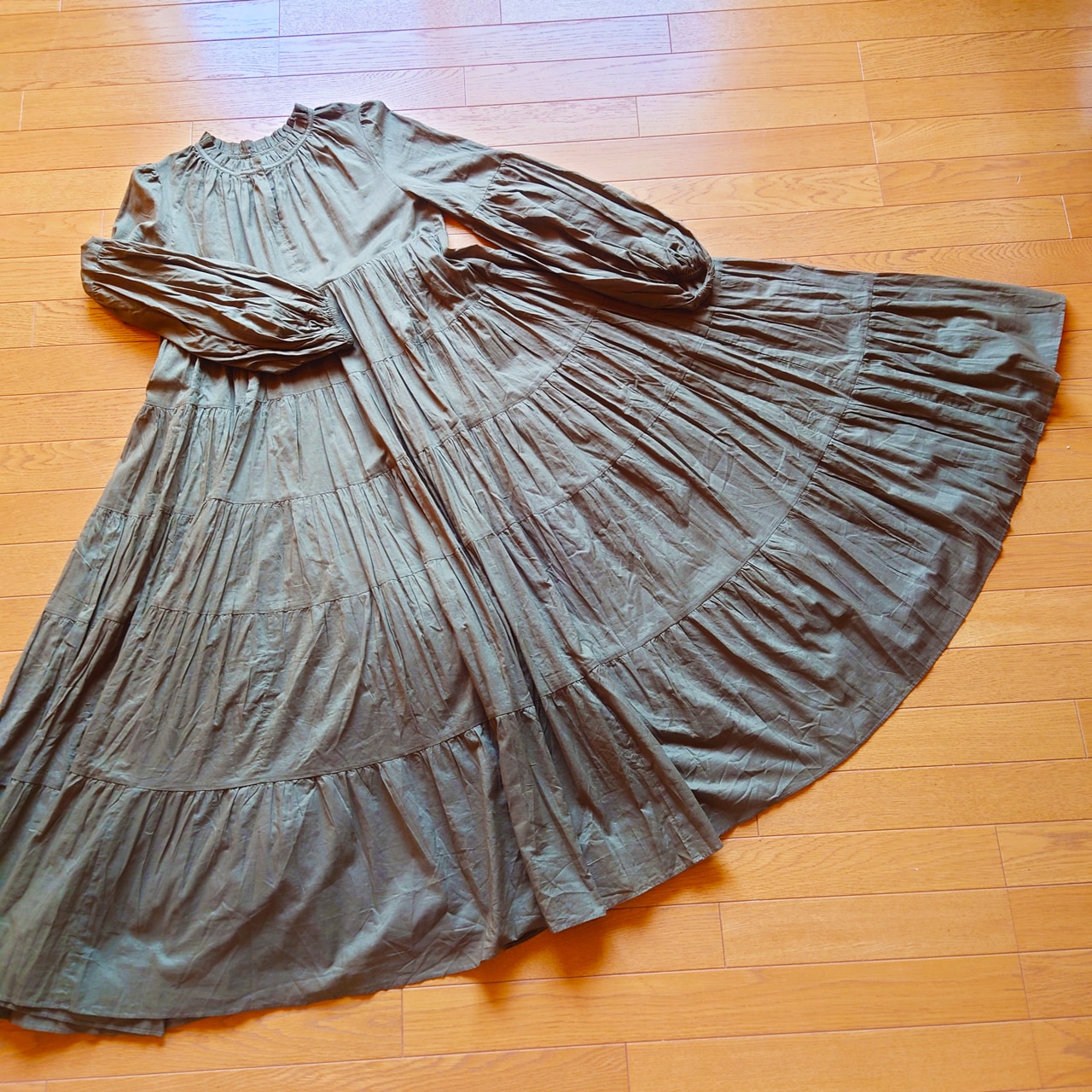GALLARDAGALANTE【MARIHA】星明りのドレス / 別注 カーキ スカート部分を広げた様子