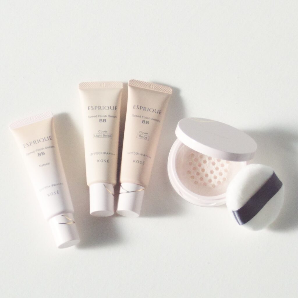 写真右から、エスプリーク　シルキーロングステイ パウダー 3色 各¥3080（レフィル6g ¥1980・ケース¥1100※パフ付）、エスプリーク　スピードフィニッシュ セラム BB カバー 2色 各¥3080、エスプリーク　スピートフィニッシュ セラム BB ナチュラル 30g ¥3080（価格はすべて編集部調べの税込価格）