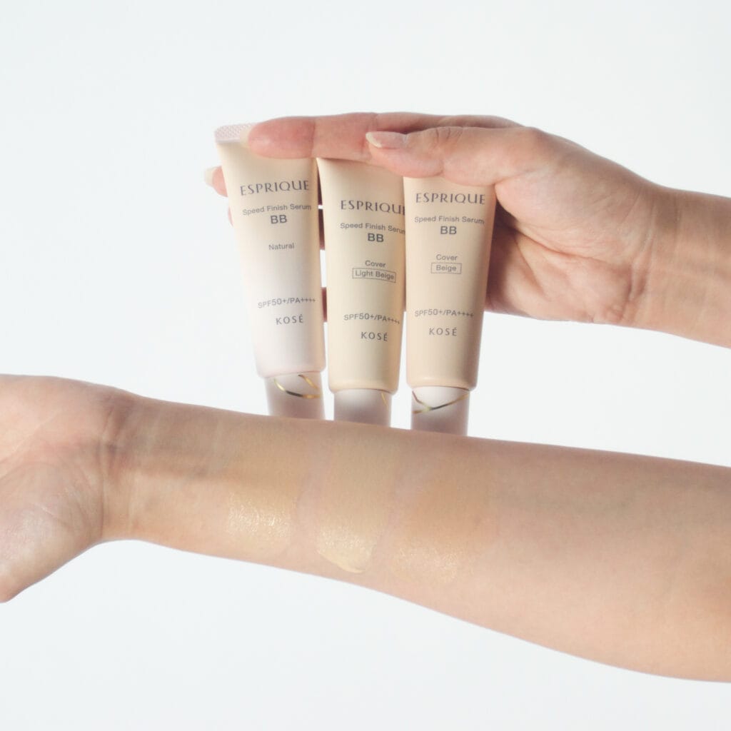 写真左から、スピードフィニッシュ セラム BB ナチュラル（カラー展開は1色）の【ヌードカラー】、スピードフィニッシュ セラム BB カバー（カラー展開は2色）の 【01ライトベージュ】と【02 ベージュ】。