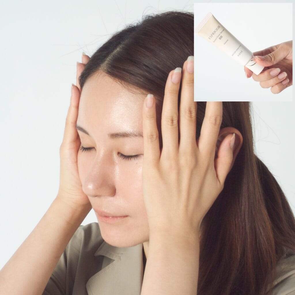 頬や額、鼻などに点置きしたあと、なんと手のひらで大胆に伸ばしてOK！仕上げにハンドプレスでなじませればあっという間にベースメイクが完成するという、忙しい朝にぴったりな時短アイテム。伸びやかなテクスチャーなのでナチュラルな仕上がりながら、気になる毛穴やくすみ、シミなどをカバーしてくれます。