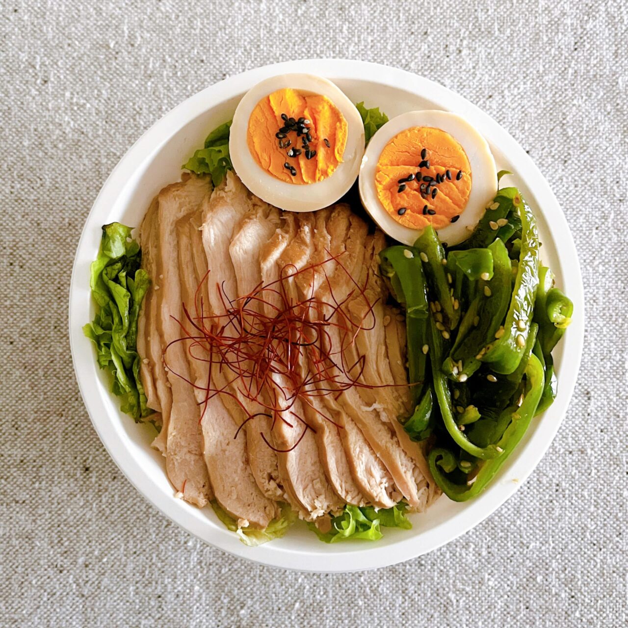 写真：簡単「鶏むねチャーシュー丼弁当」