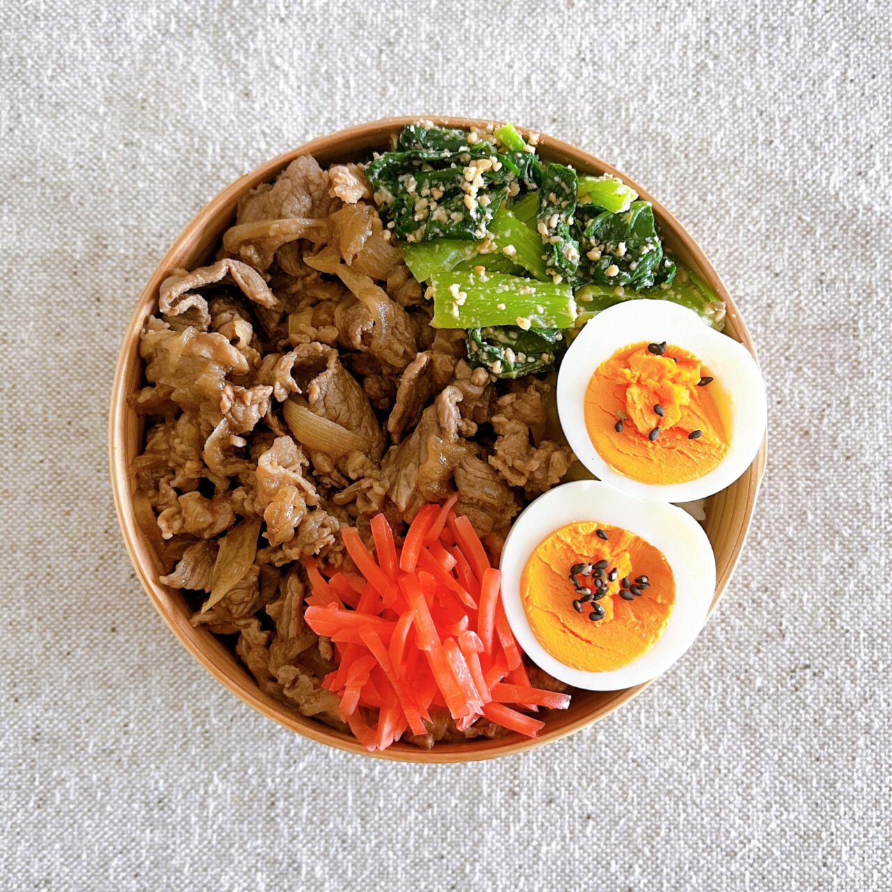 写真：牛丼で簡単な丼弁当