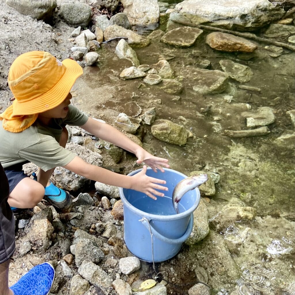 子ども　釣り　家族旅行　日光　三依渓流