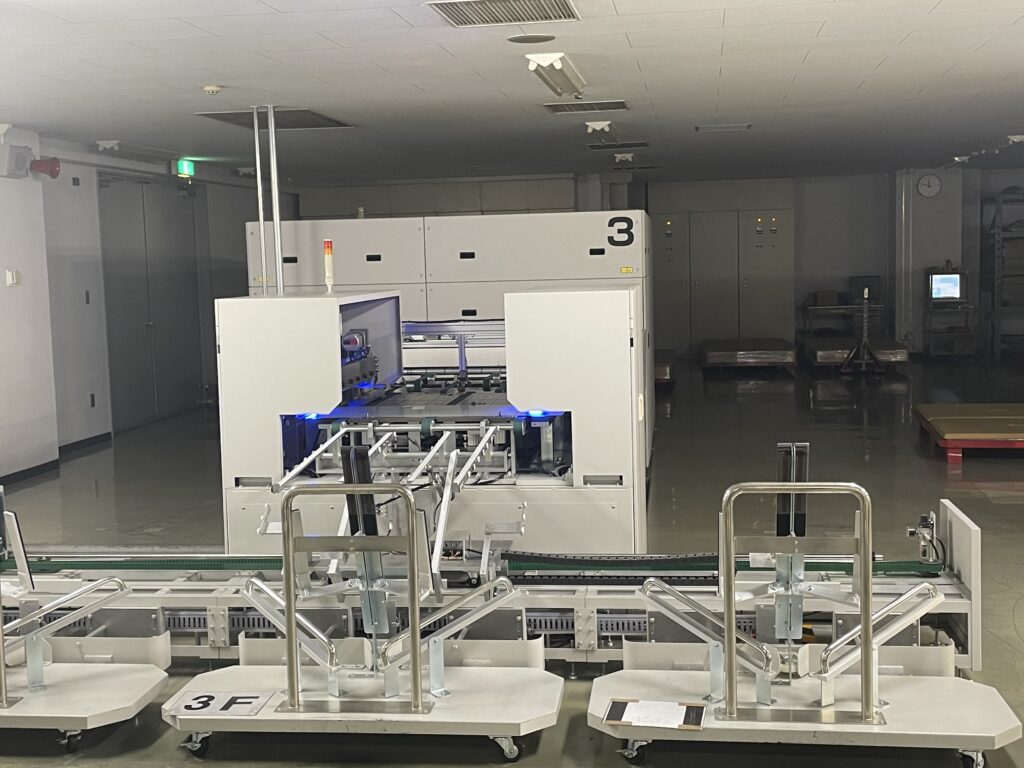 読売プリントメディア横浜工場の製版室内。CTP機で製版しているところ。