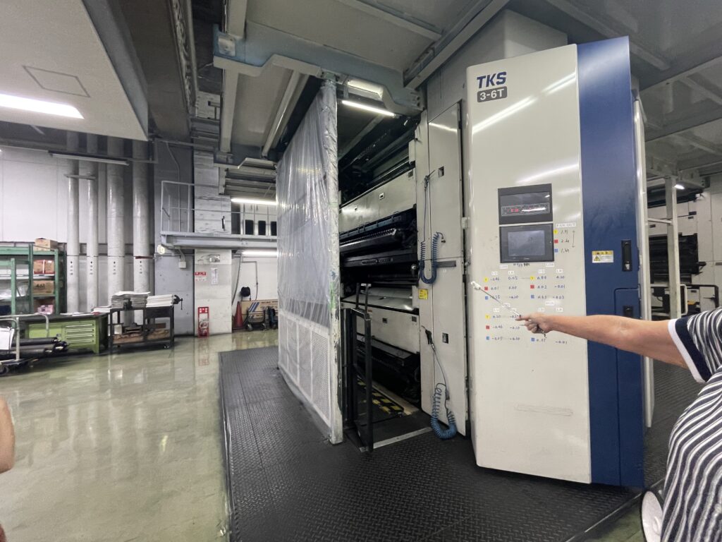 読売プリントメディア横浜工場内のカラー輪転機。