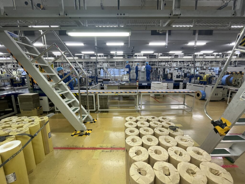 読売プリントメディア横浜工場内の折り機のフロア。