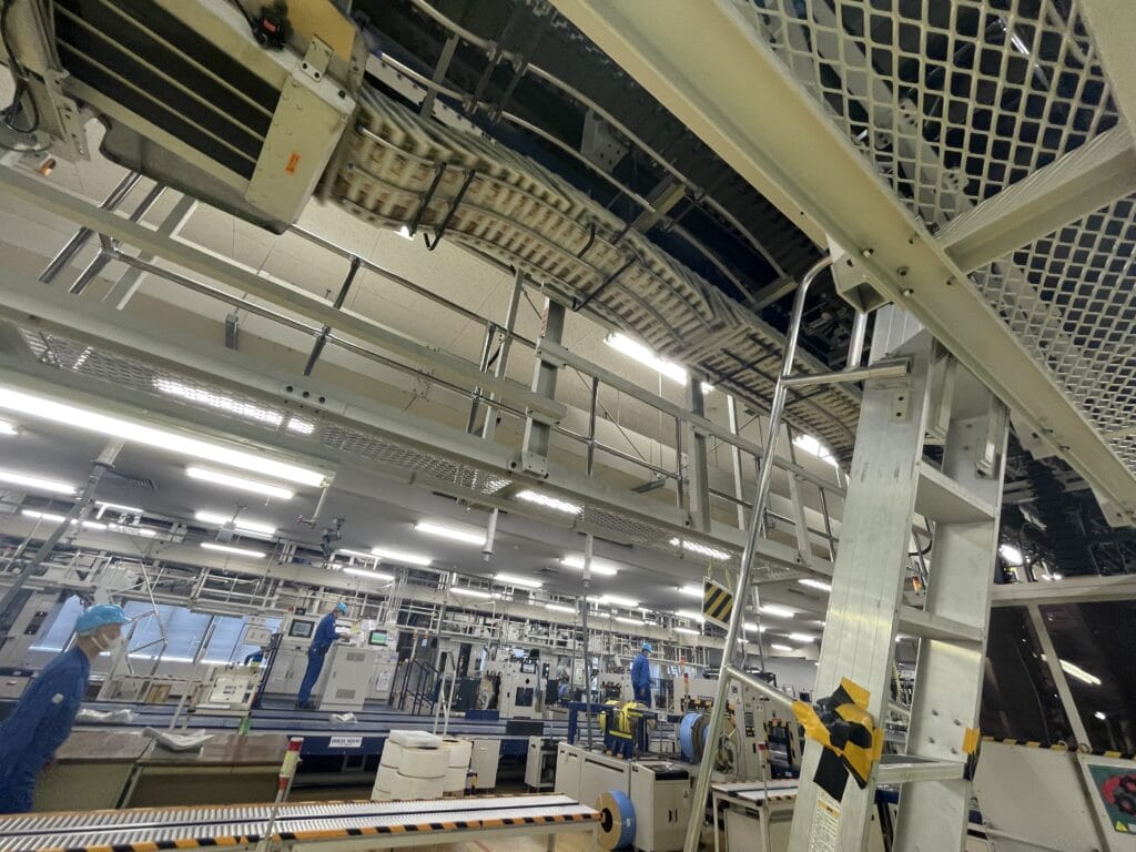 読売プリントメディア横浜工場内、検紙をするスタッフさん達