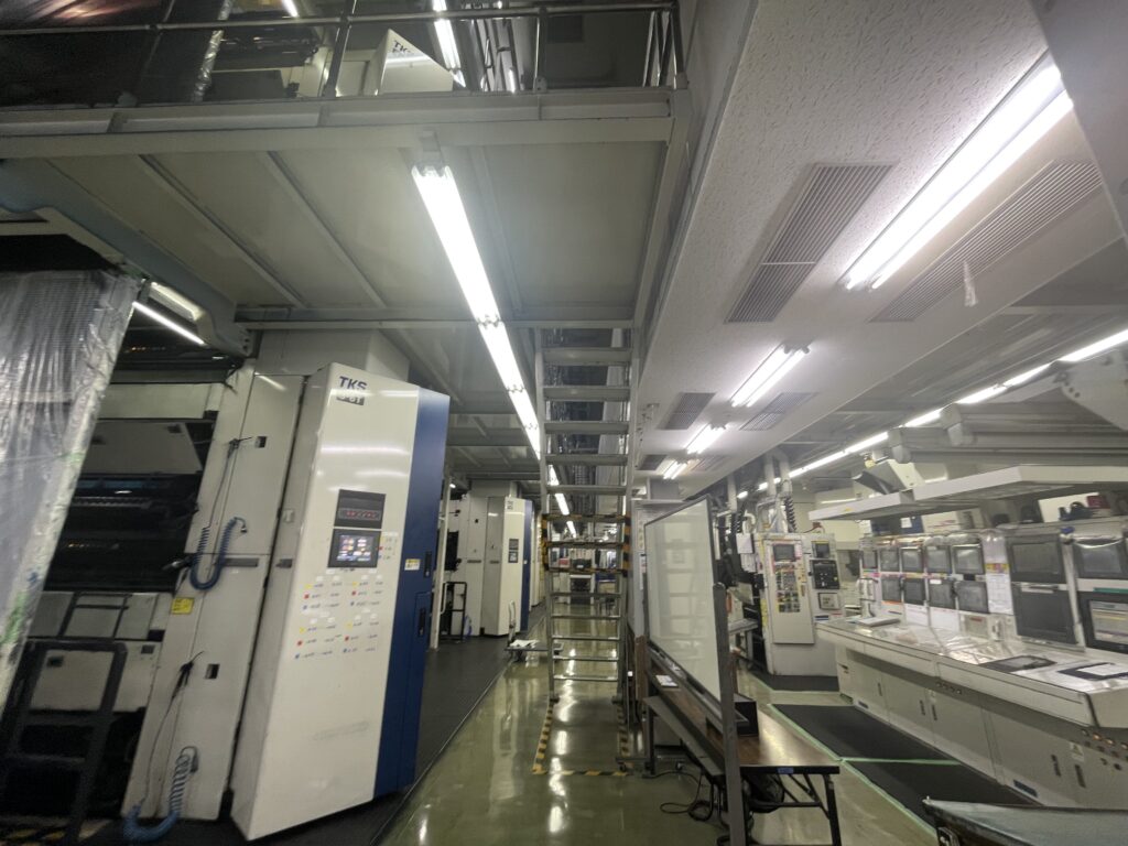 読売プリントメディア横浜工場内、オフセット輪転機が並ぶ様子。