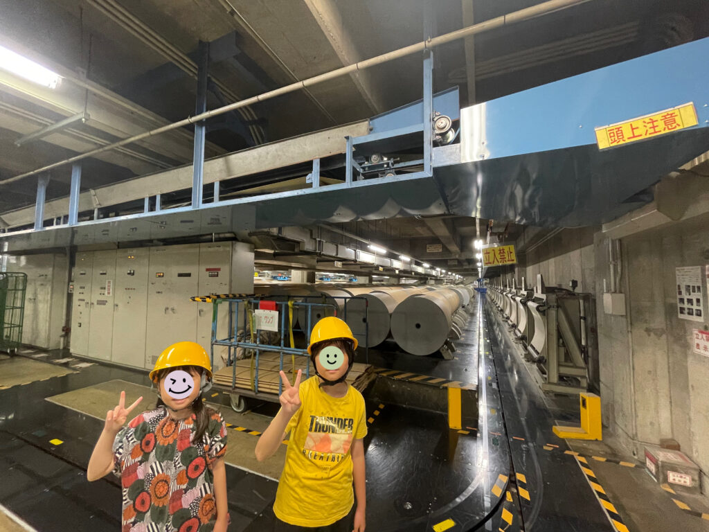 読売プリントメディア横浜工場内、1階の巻取紙の倉庫。