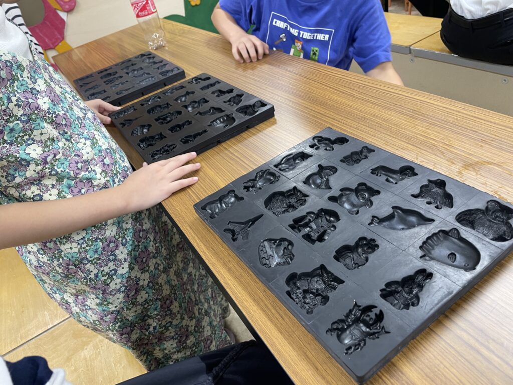 北星株式会社の工場見学施設内、「もくねんさん」粘土ワークショップ。