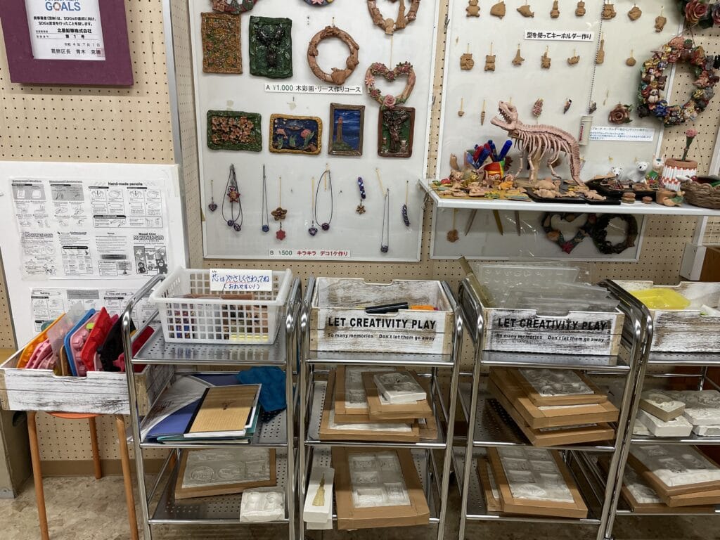 北星株式会社の工場見学施設内、「もくねんさん」ワークショップの粘土型がしまってある棚