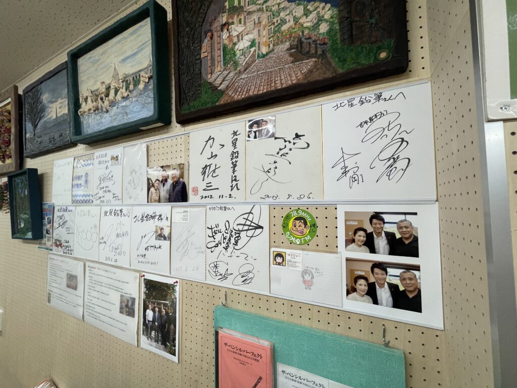 北星鉛筆の東京ペンシルラボでの工場見学ツアー。ウッドペイントという絵の具を使った作品達。