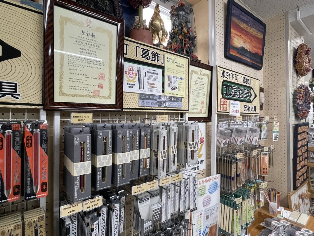 北星株式会社の工場見学施設「東京ペンシルラボ」内の販売品コーナーの写真【その1】