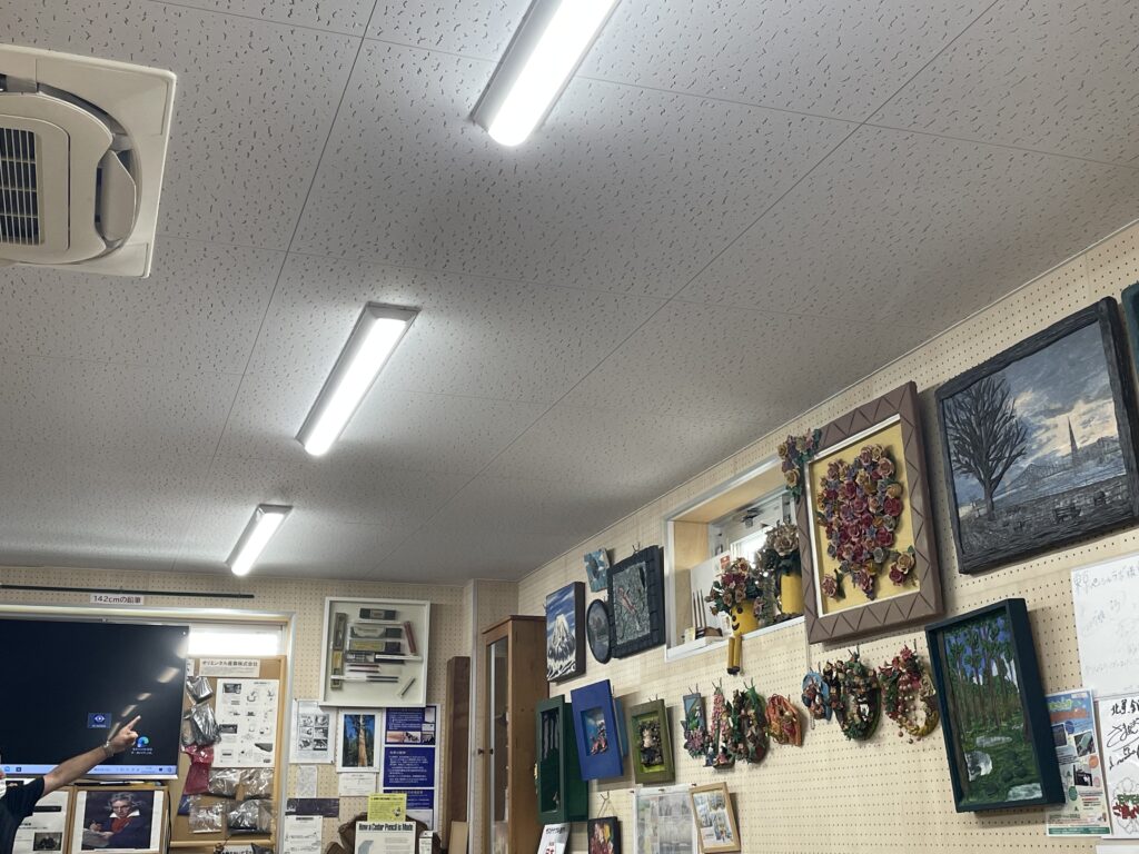 社長による説明・アテンド、北星鉛筆　東京ペンシルラボの工場見学ツアーにて。