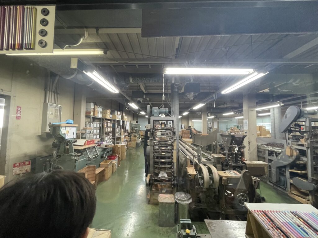 北星株式会社の工場見学施設、2階部分。手前にファンシーな絵柄の鉛筆が並ぶ。