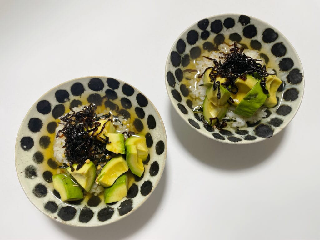 白央篤司レシピ「お好み茶漬け」を40代主婦が作ってみた写真。楠田純子さん作陶のボウルに盛付けしている。