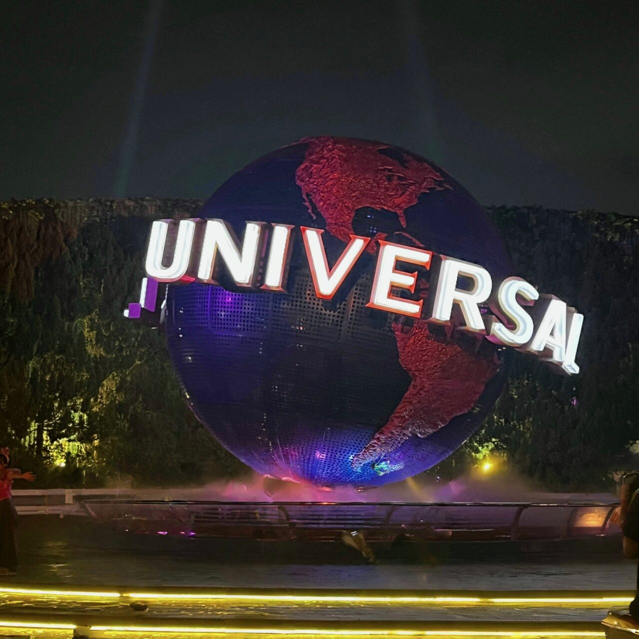 写真：夜のUSJのエントランス