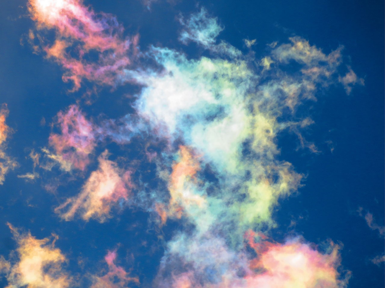 虹色に輝く「彩雲」