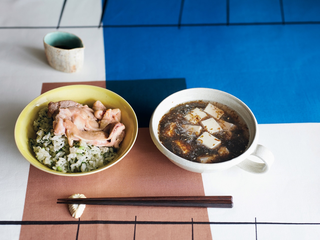 長谷川あかりさんの「鶏と春菊のわさびバター炊き込みごはん」「もずくと豆腐、ノリのスープ」