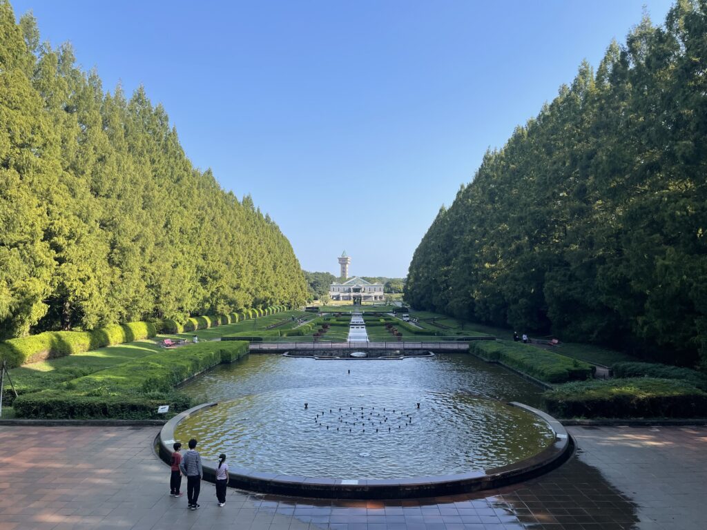神奈川県立相模原公園のフランス式庭園の写真2。子ども3人が噴水の前に佇んでいる。