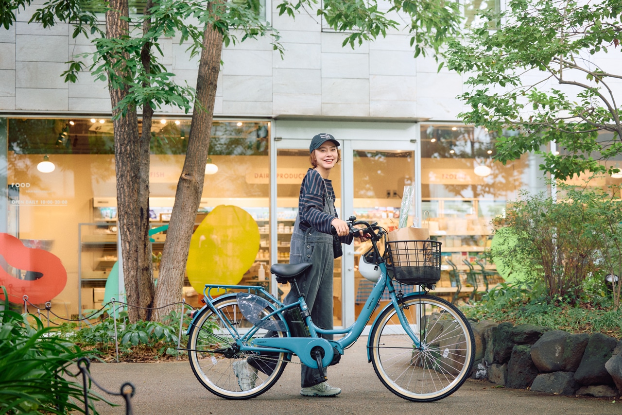 前カゴにたくさんの荷物を載せたエナシスUを押している浅見れいなさん