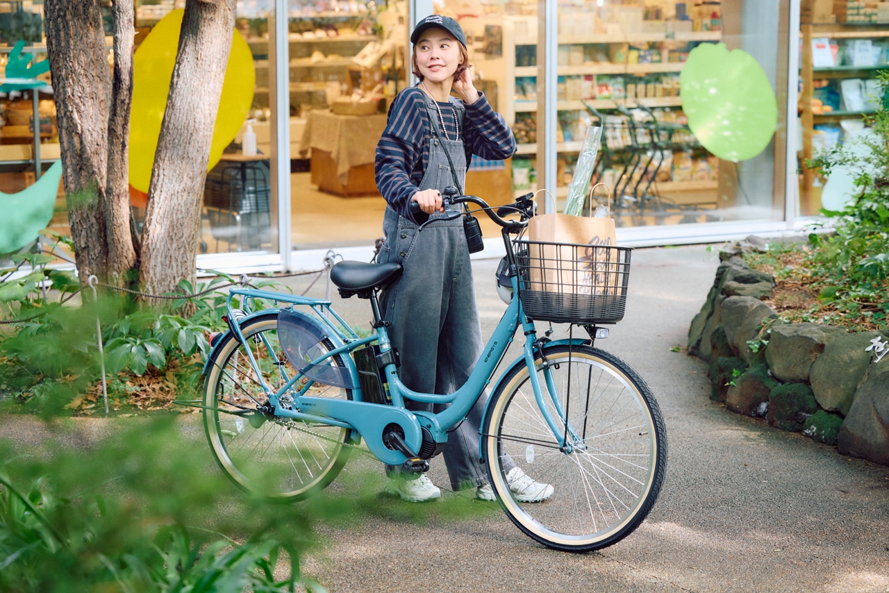 前カゴにたくさんの荷物を載せたエナシスUを押している浅見れいなさん