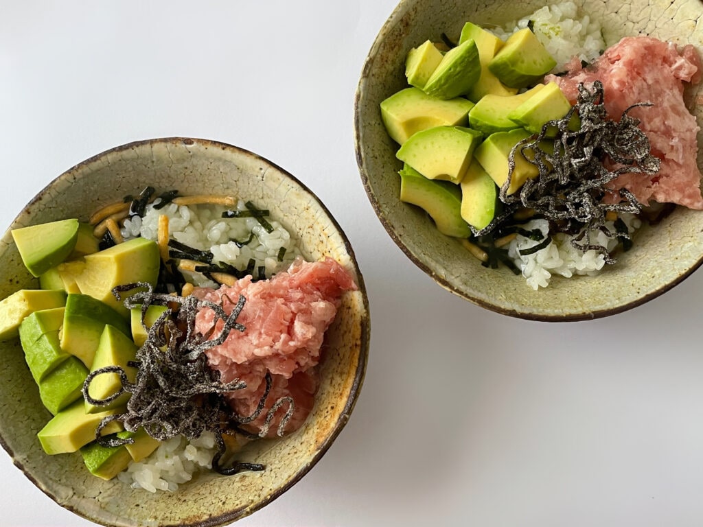 白央篤司レシピ「お好み茶漬け」を40代主婦が作ってみた写真3。塩昆布、アボカド、マグロのたたきがのっている。