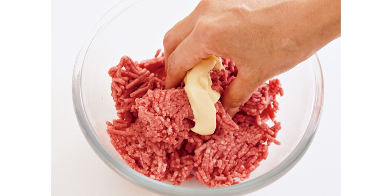 ひき肉の重量の約5％のマヨネーズを混ぜるのがコツ