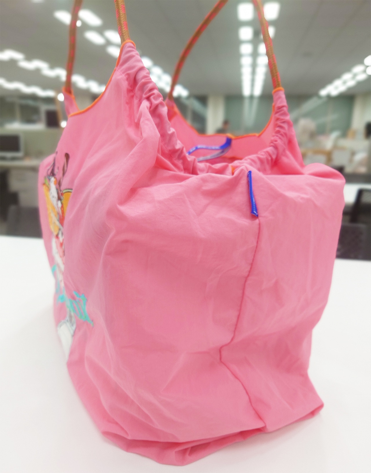 マンゴーの箱2つを入れたBall＆Chain BLUE LABEL パフェ PINK LARGE（横からのアングル）